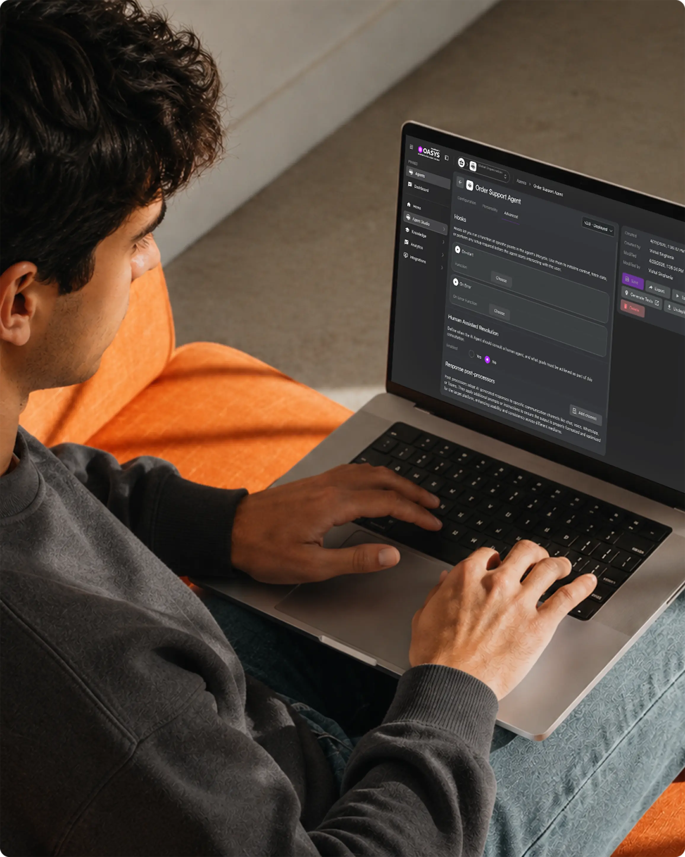 Illustration éditoriale — SoundHound AI finalise le rachat de LivePerson pour intégrer sa messagerie à OASYS